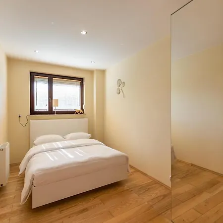 District 2br Airconditioned P By Bookinghost *